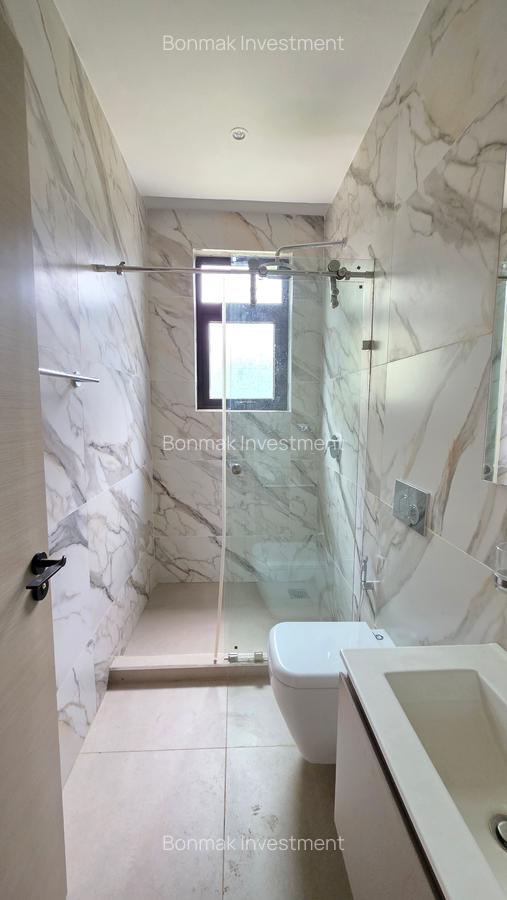 4 Bed Townhouse with En Suite at Lavington Green. - 16