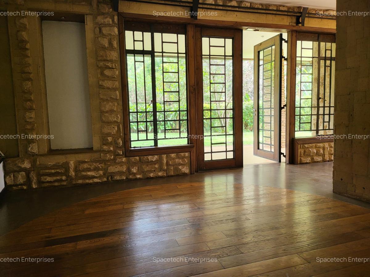 4 Bed Townhouse with En Suite in Lake View - 9