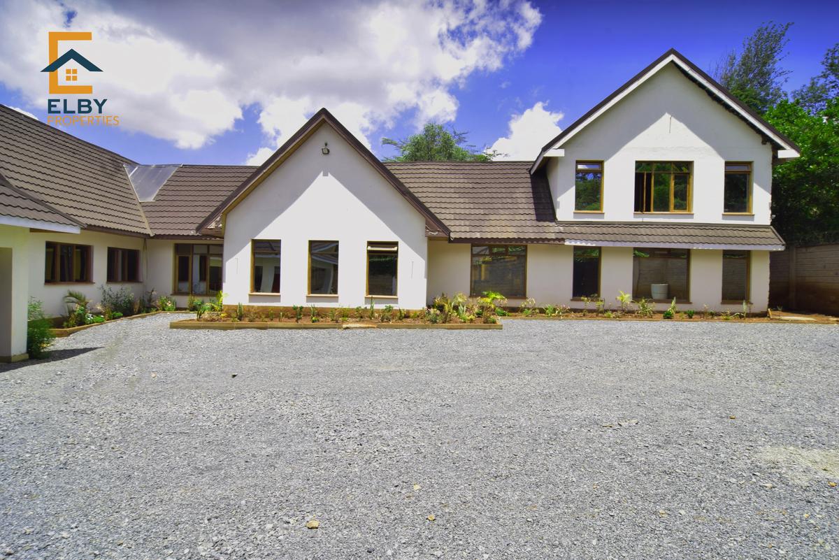 6 Bed House with En Suite at Ridgeways - 2