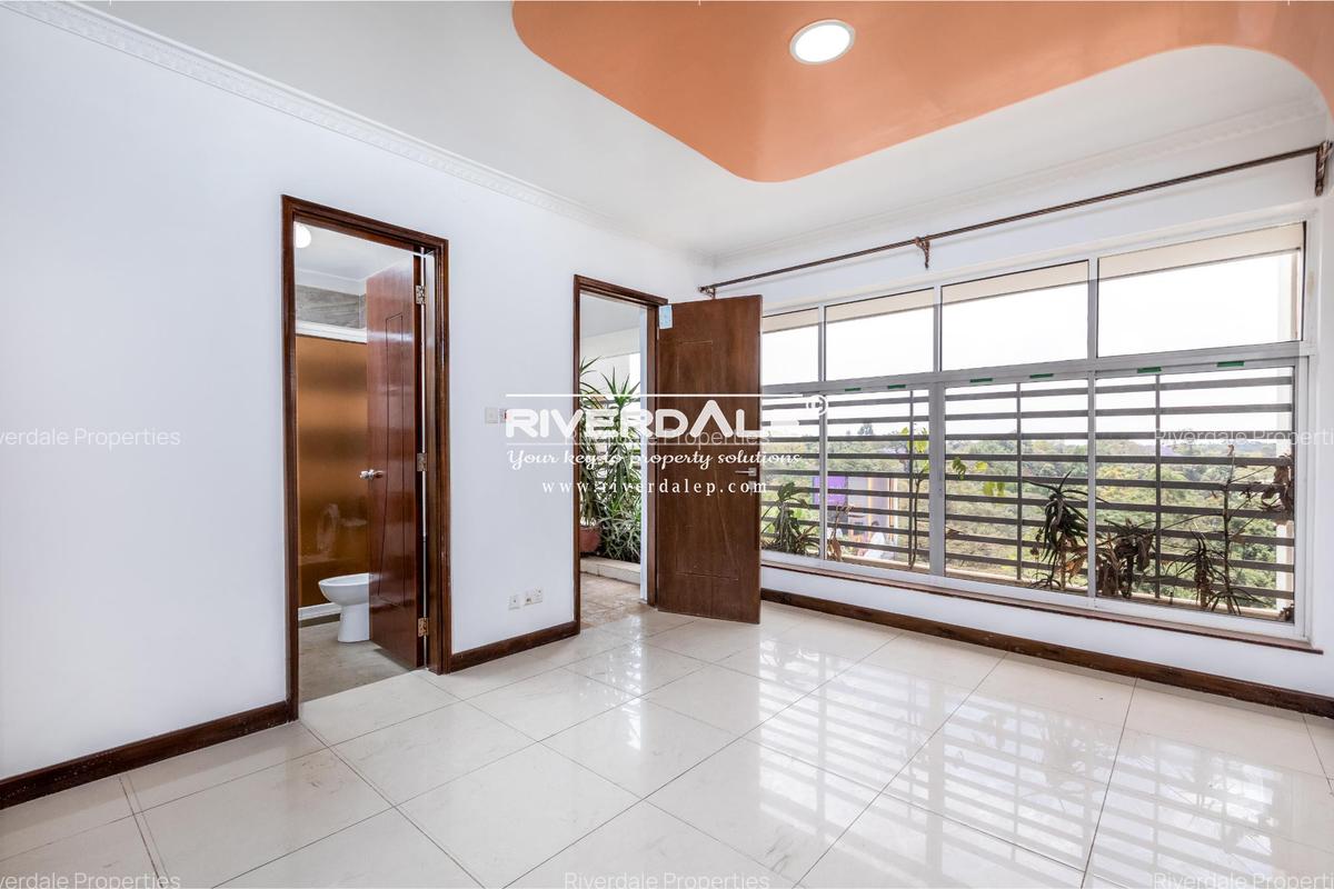 4 Bed Apartment with En Suite in Parklands - 7