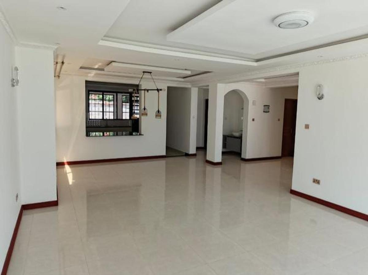 5 Bed Townhouse with En Suite in Lavington - 2