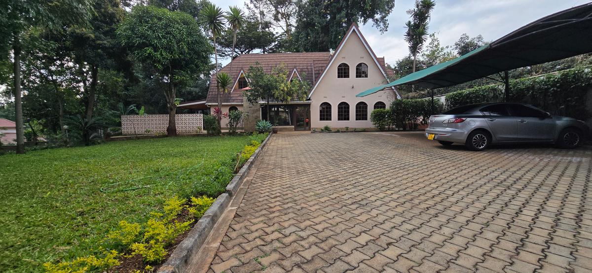 5 Bed House with En Suite in Runda - 1