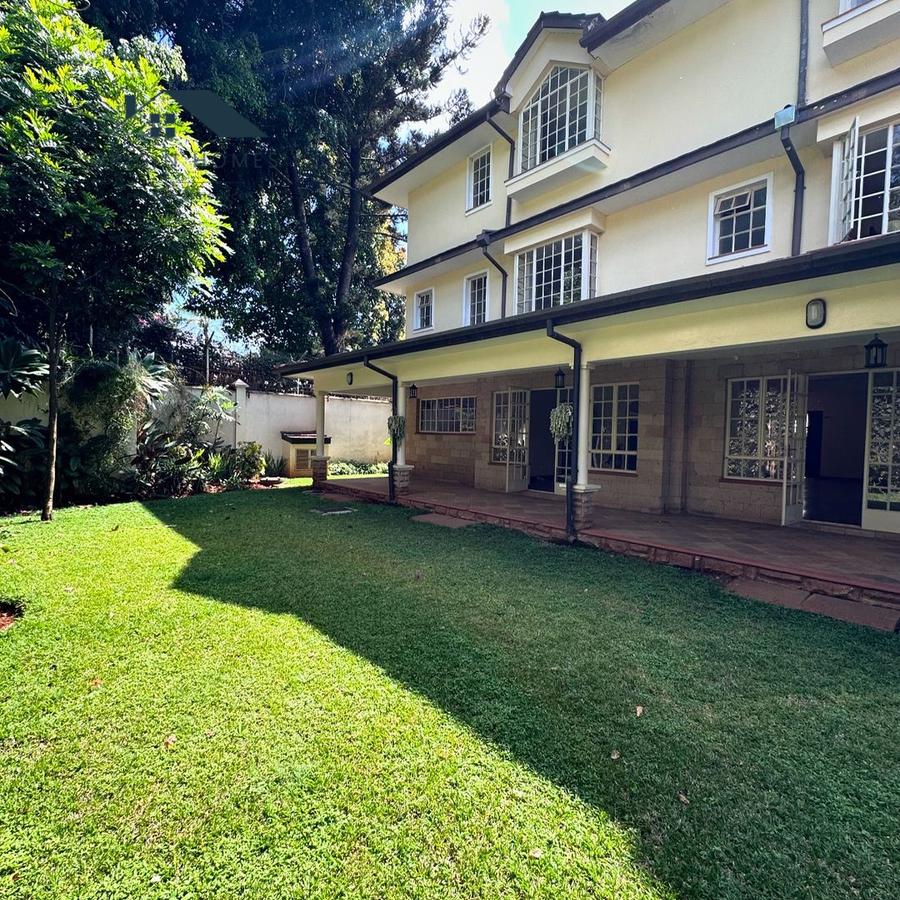 5 Bed Townhouse with En Suite at Lavington - 1