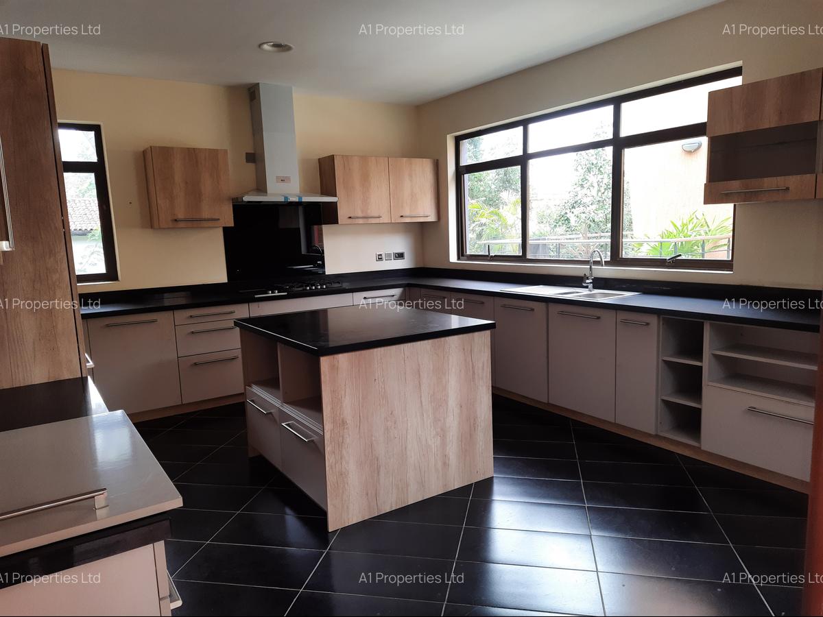 5 Bed Townhouse with En Suite in Lavington - 4