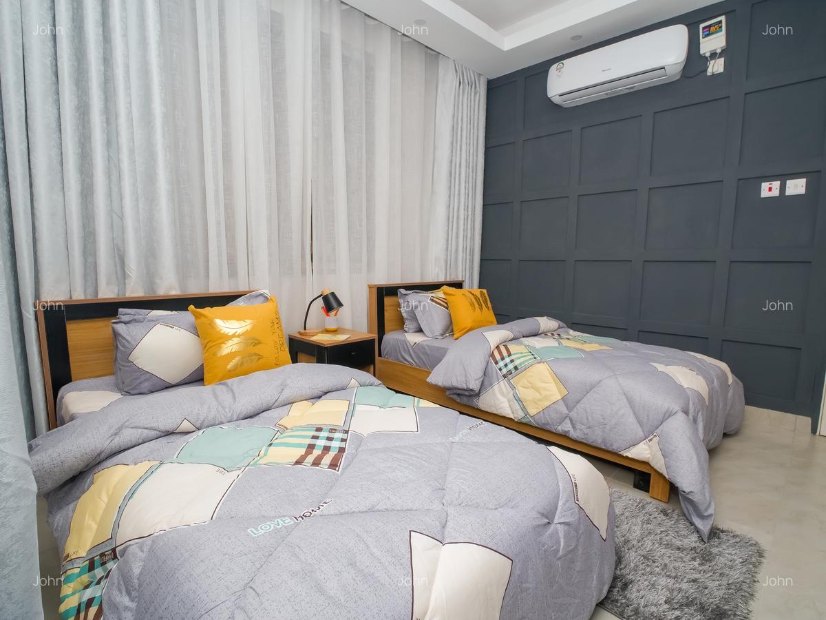 Serviced 2 Bed Apartment with En Suite at 1St Ave - 4