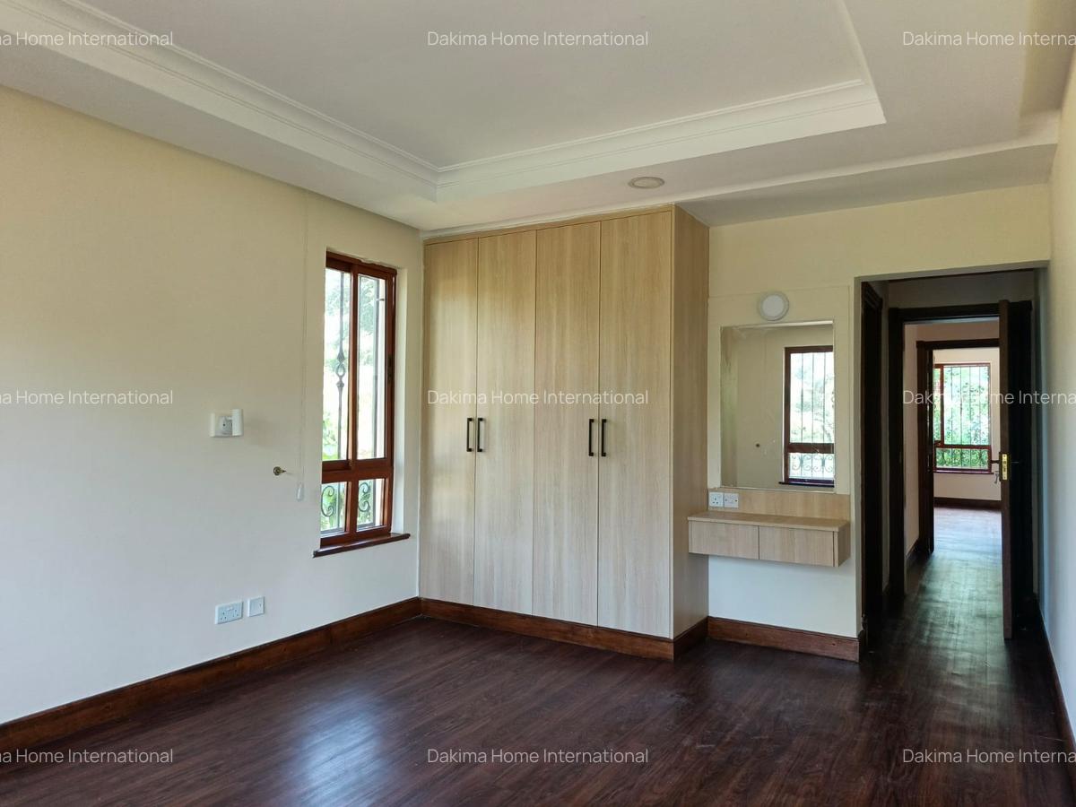 5 Bed Townhouse with En Suite in Spring Valley - 8