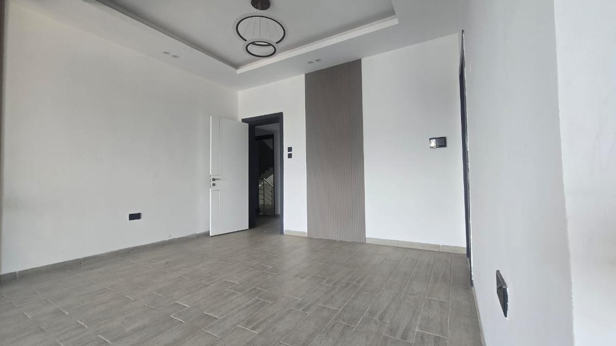 2 Bed Apartment with En Suite in Lavington - 5