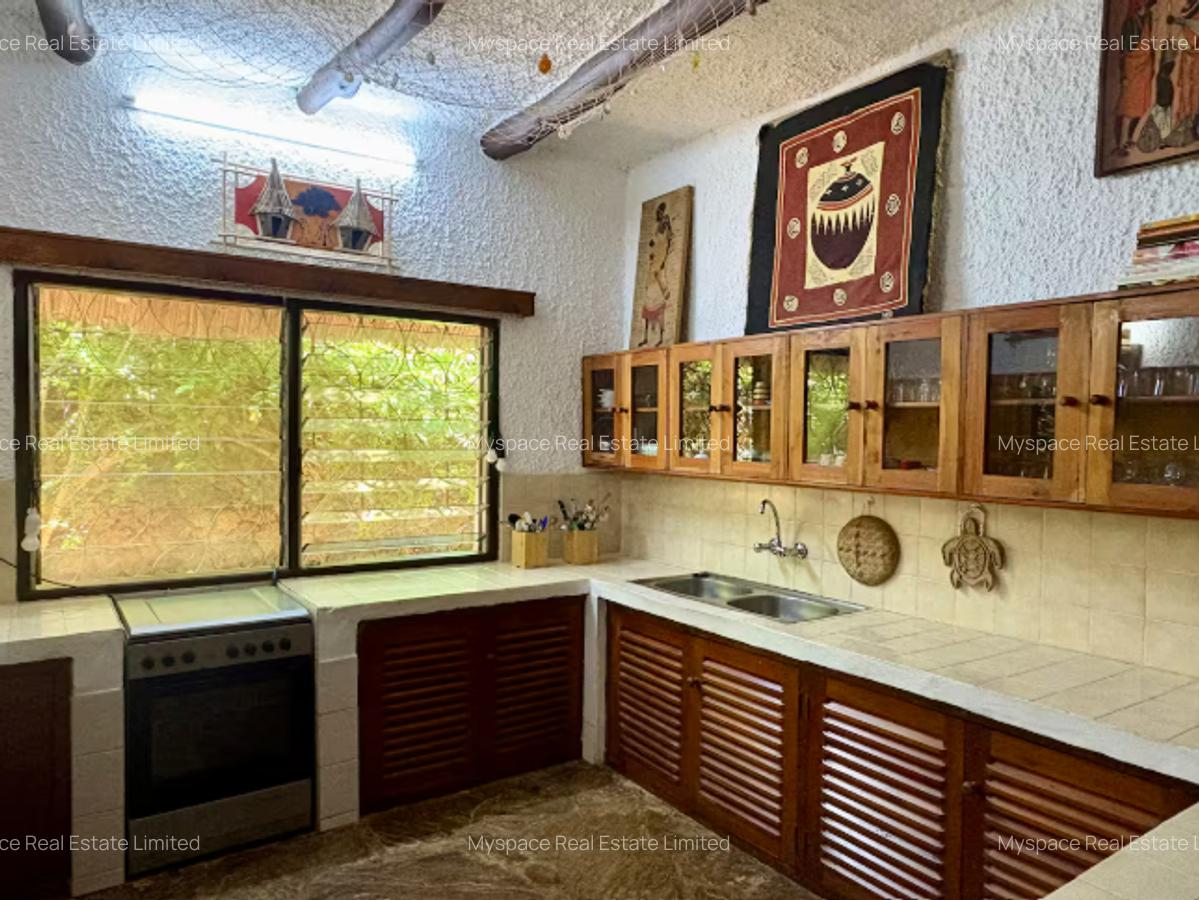 3 Bed Villa with Swimming Pool in Mtwapa - 4