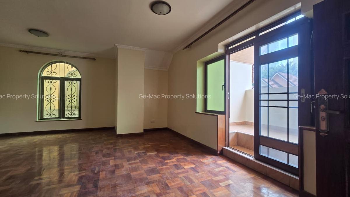 5 Bed House with En Suite in Lavington - 3