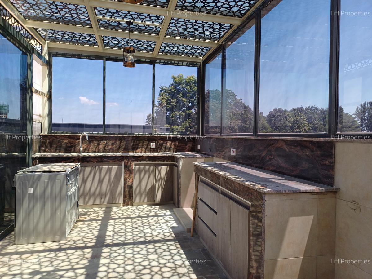 4 Bed Apartment with En Suite in Rosslyn - 2