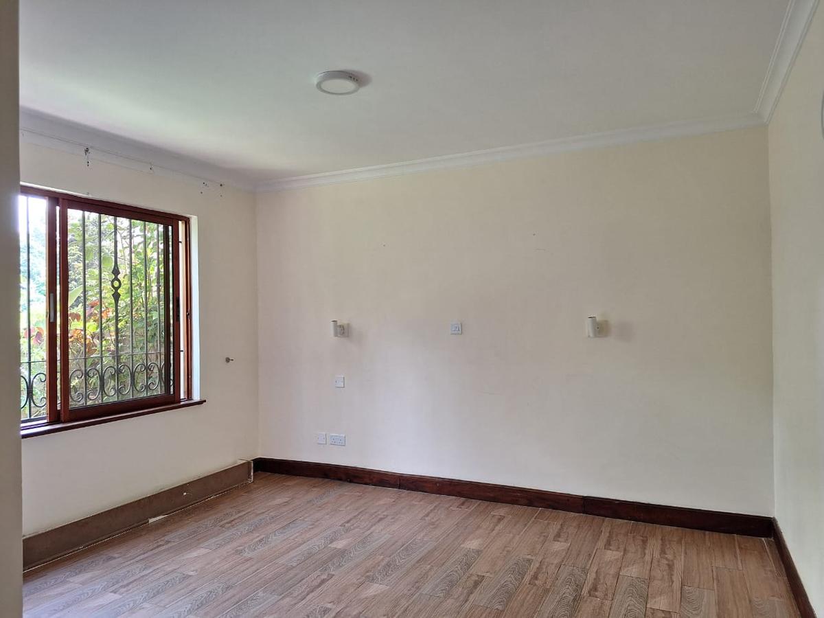 5 Bed Townhouse with En Suite in Spring Valley - 12