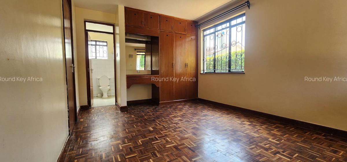 5 Bed House with En Suite in Mountain View - 4