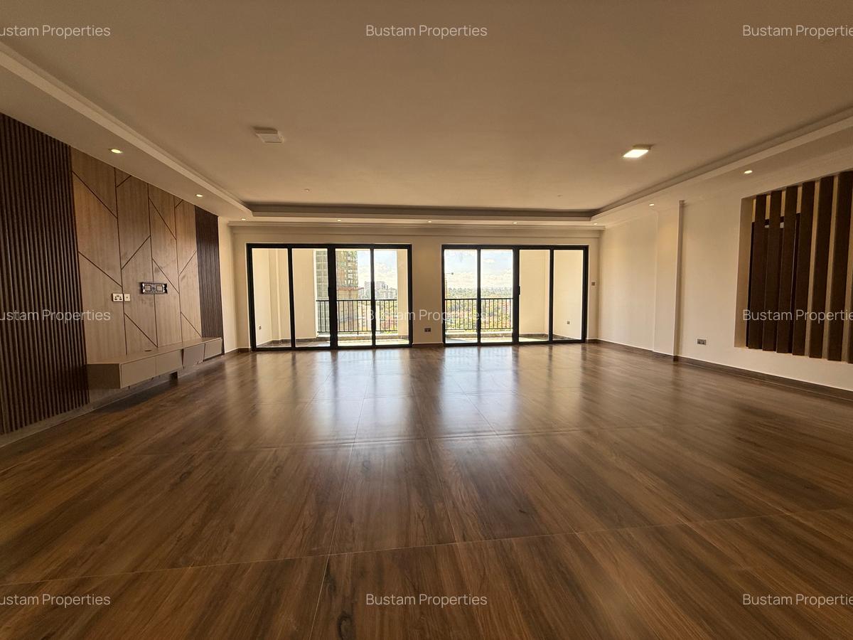 3 Bed Apartment with En Suite in Brookside - 1