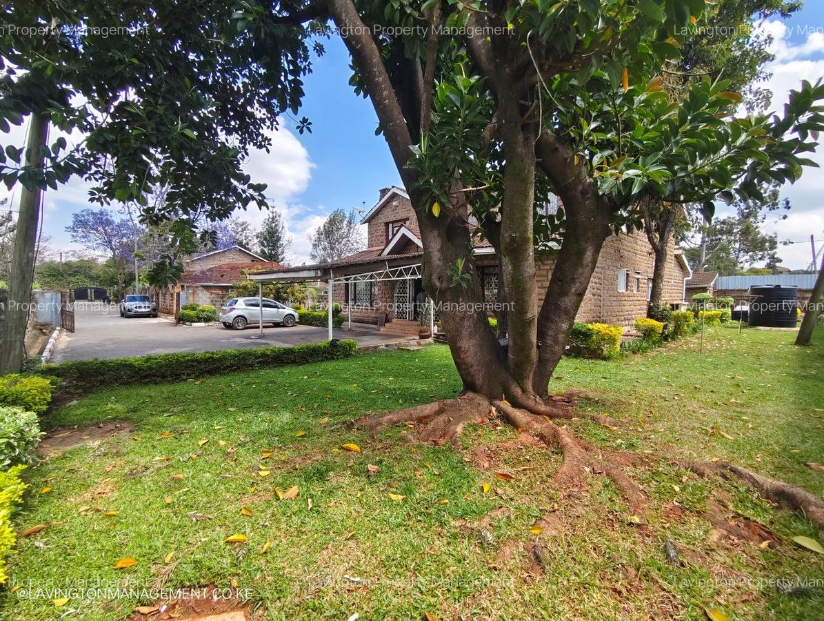 5 Bed House with En Suite at Lavington Green - 3