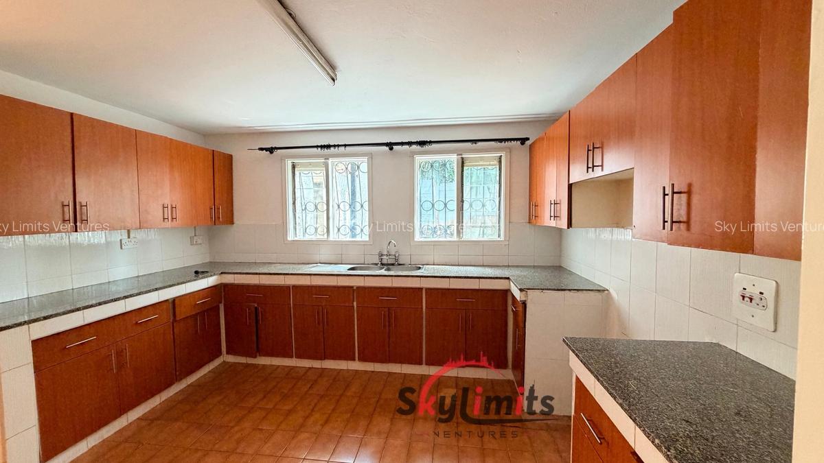 4 Bed House with En Suite in Hill View - 4