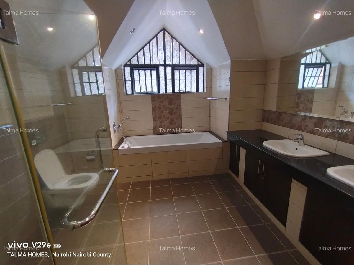 5 Bed Townhouse with En Suite at Lavington - 18