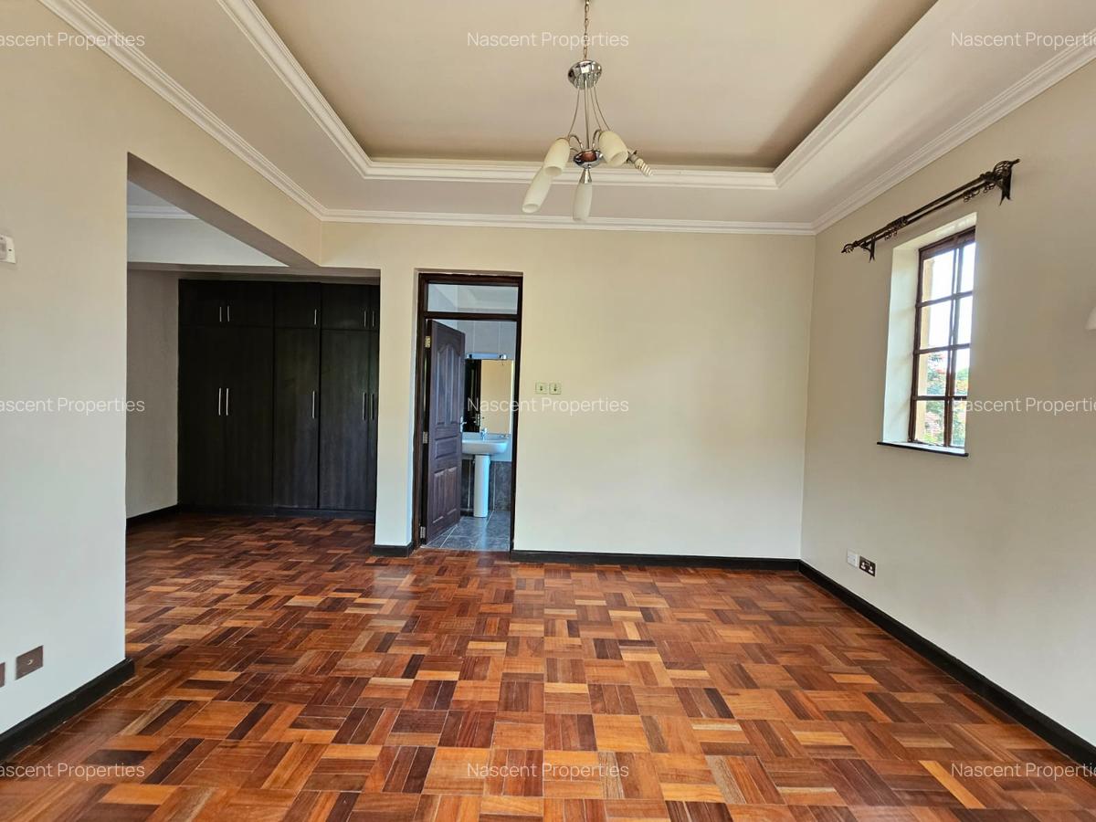 4 Bed House with En Suite in Rosslyn - 4