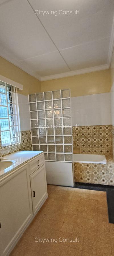 4 Bed House with En Suite in Rosslyn - 14