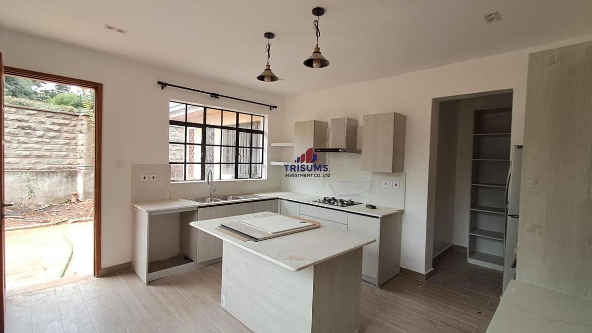 4 Bed House with En Suite in Ridgeways - 5