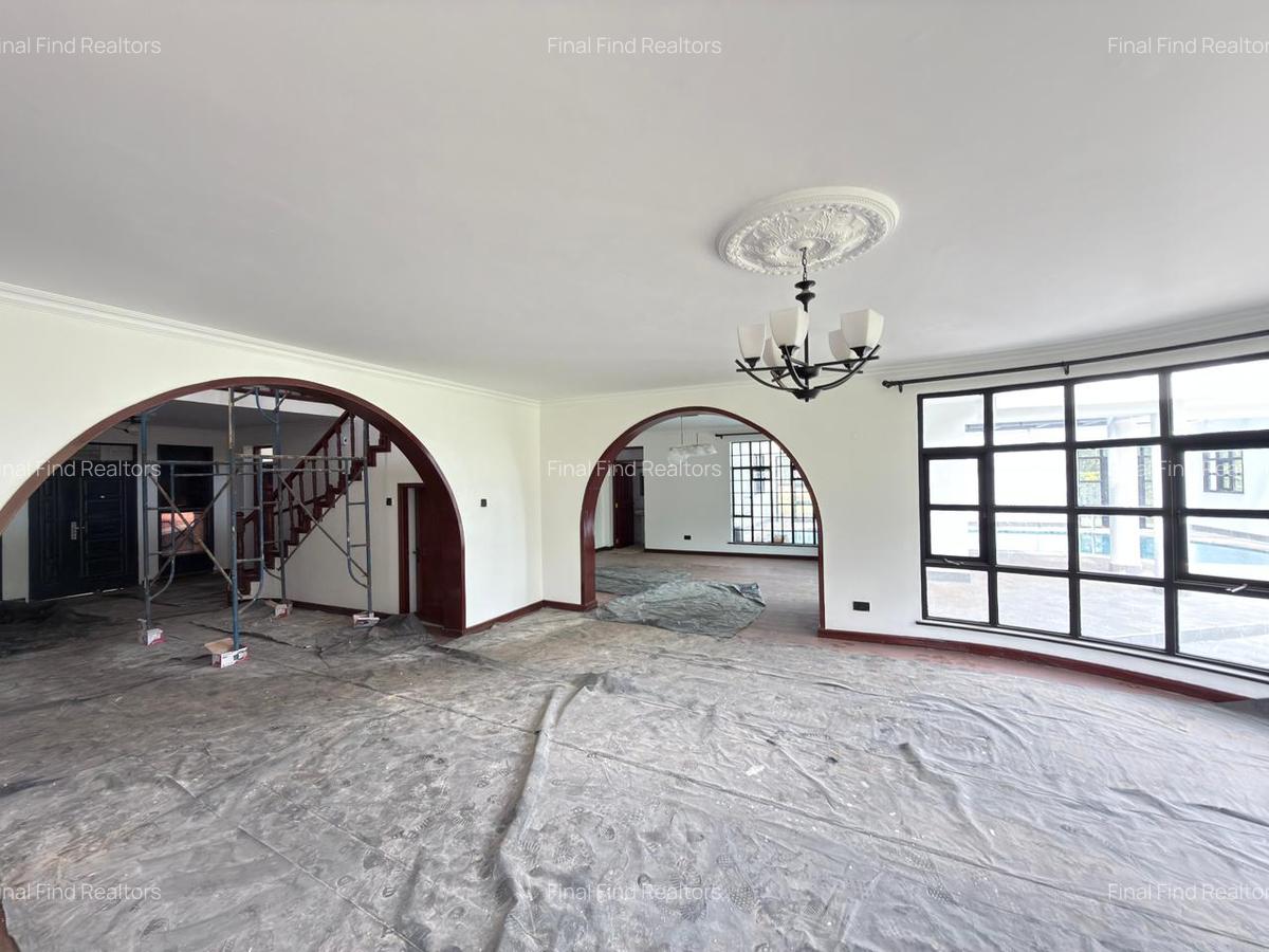 5 Bed House with Swimming Pool in Windsor - 11