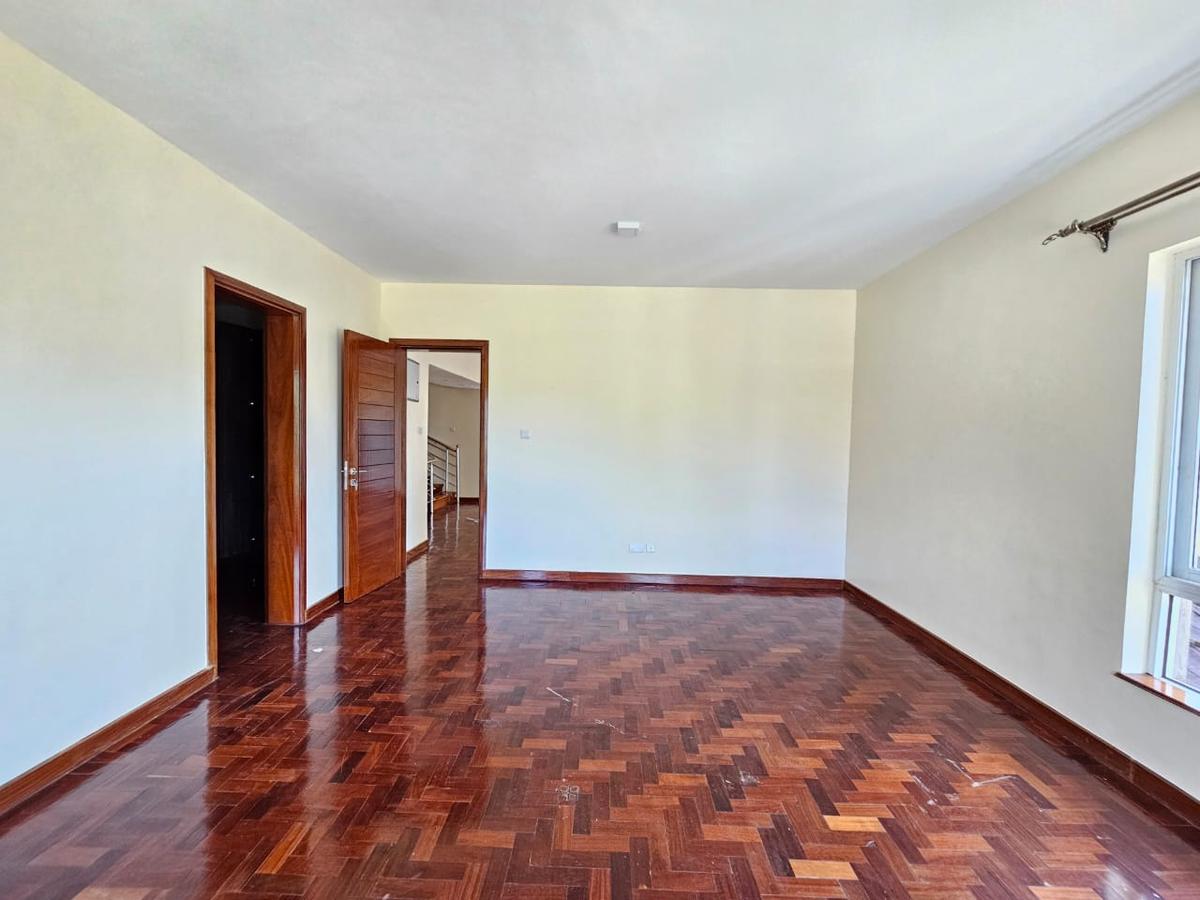 5 Bed House with En Suite in Lavington - 6