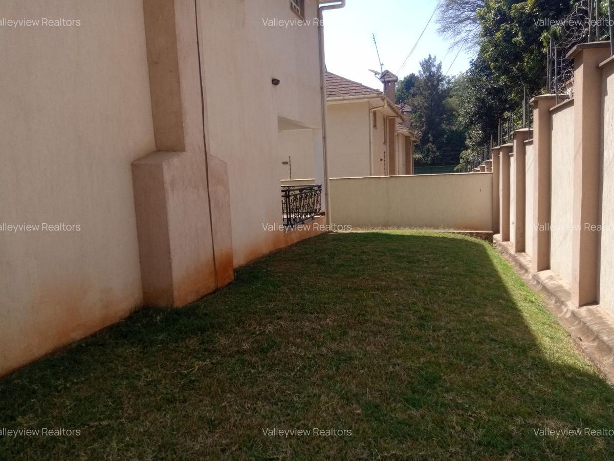 4 Bed Townhouse with En Suite at Lavington - 16