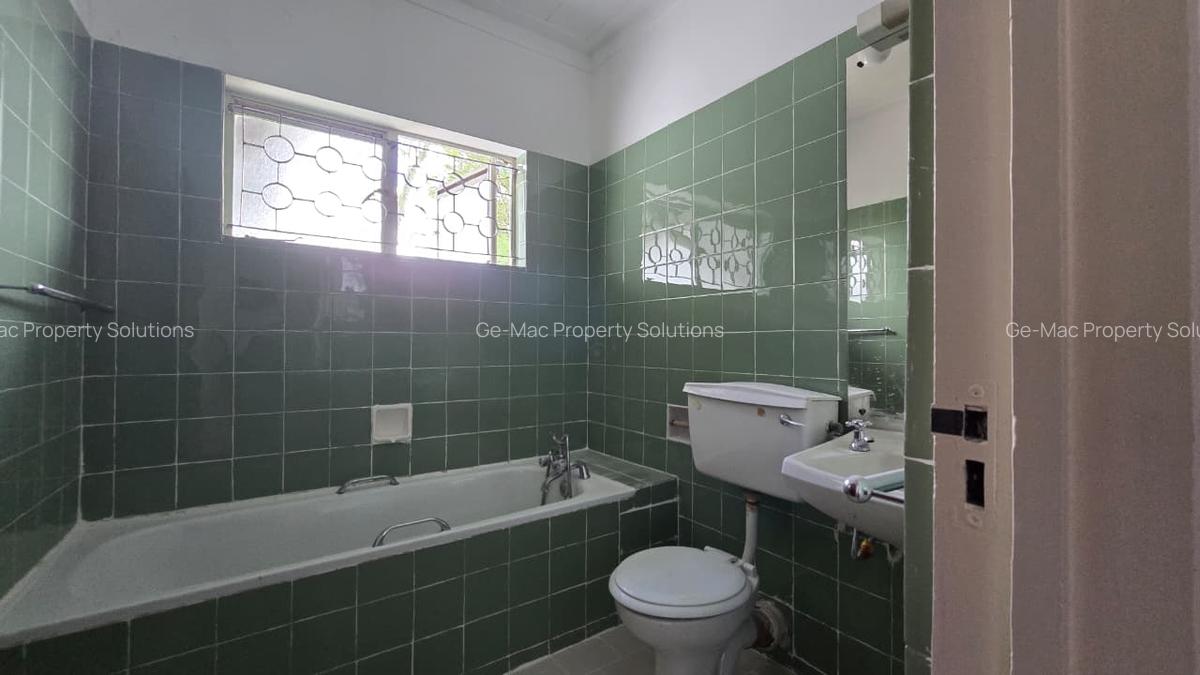4 Bed House with En Suite in Lavington - 16