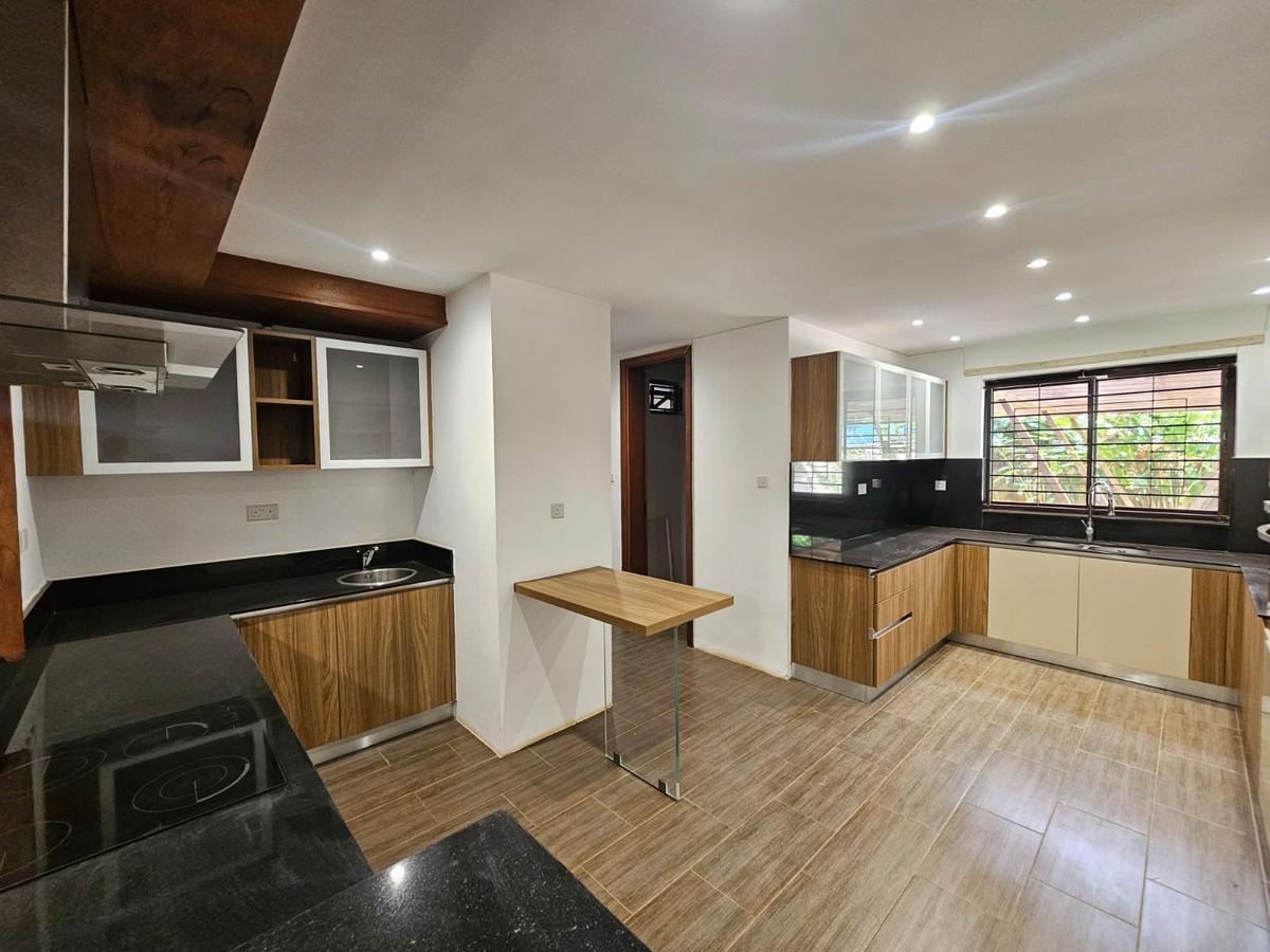 5 Bed House with En Suite in Runda - 3