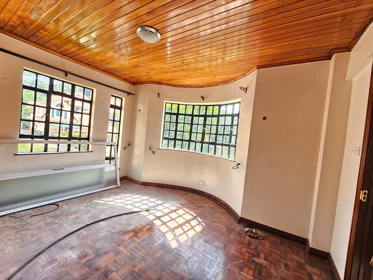 5 Bed House with En Suite in Lavington - 8