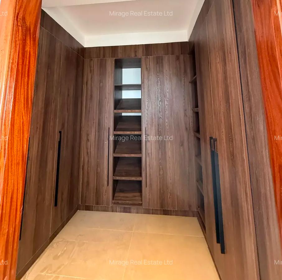4 Bed Apartment with En Suite in Riverside - 11