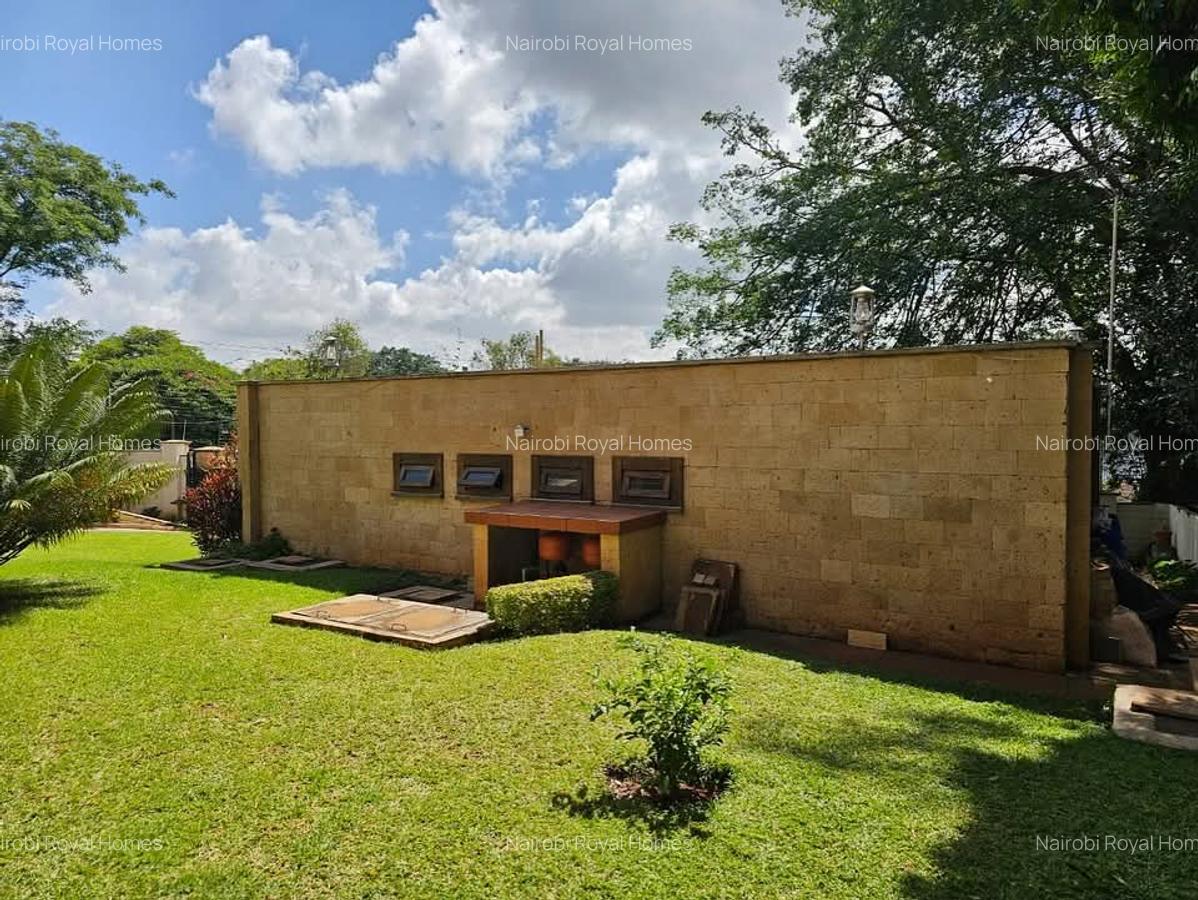 9 Bed House with En Suite at Lavington Green - 4