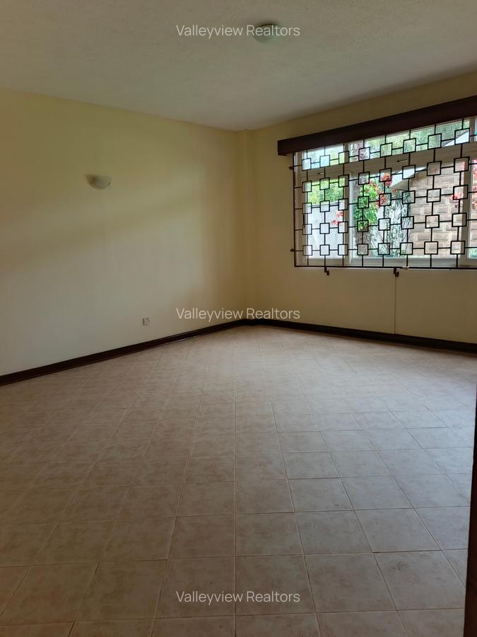 4 Bed Townhouse with En Suite at Lavington - 7