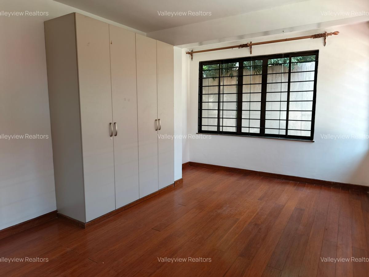 5 Bed Townhouse with En Suite at Lavington - 11