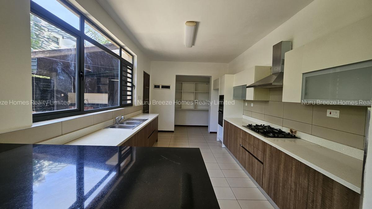 4 Bed Townhouse with En Suite in Ridgeways - 16