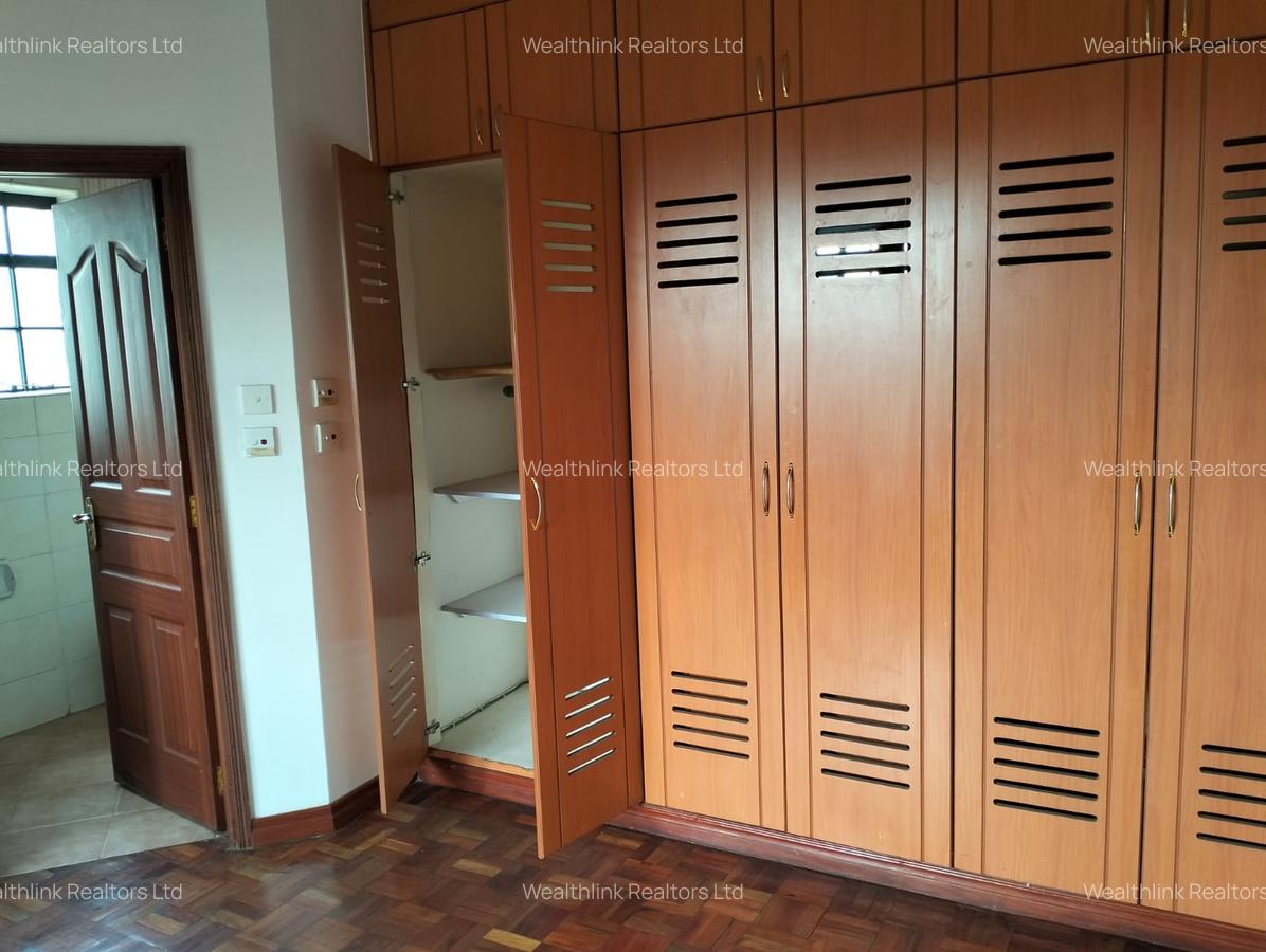 5 Bed Townhouse with En Suite at Lavington - 12
