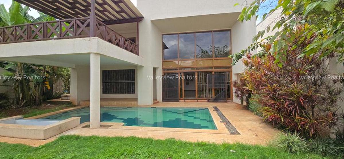 5 Bed Townhouse with En Suite at Lavington - 1