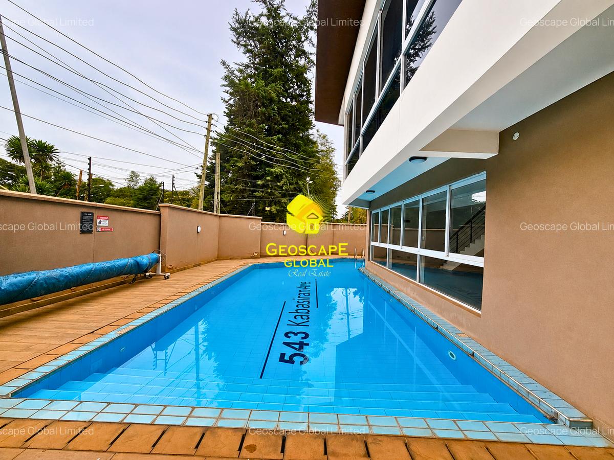 5 Bed House with En Suite in Lavington - 1