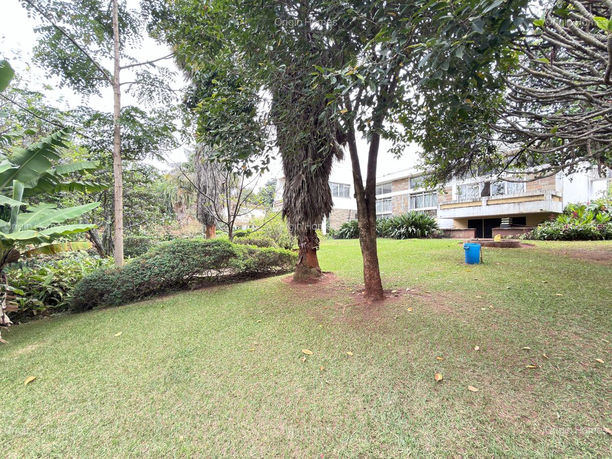6 Bed House with En Suite at Lavington - 8