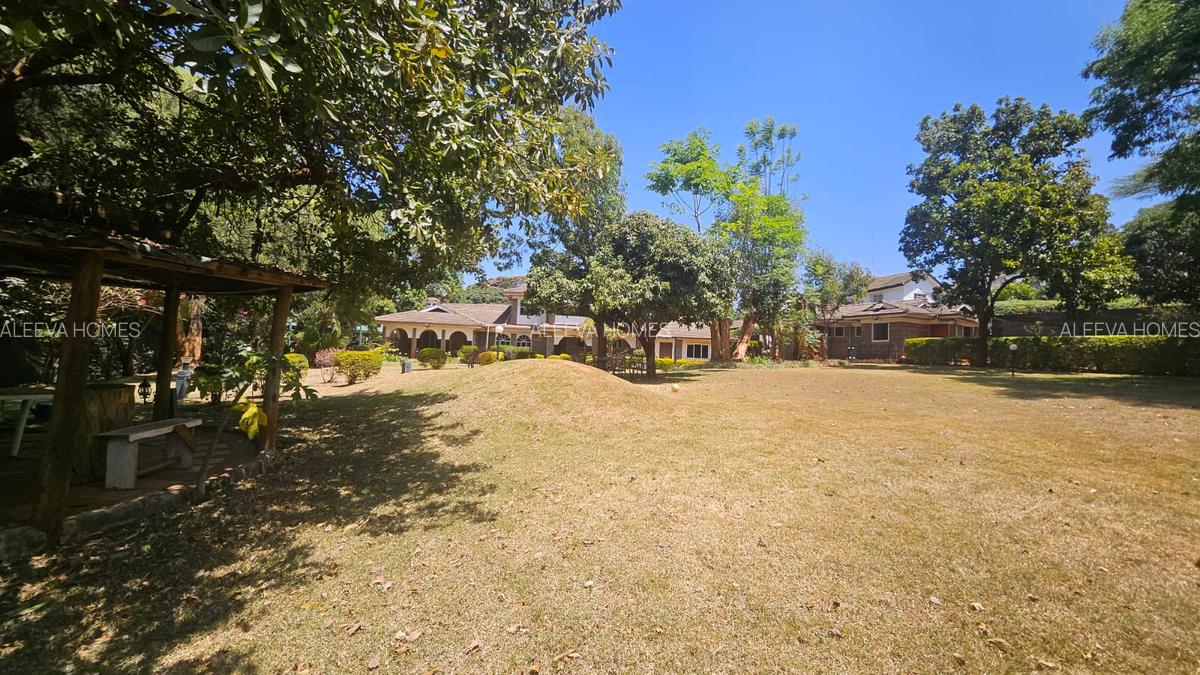 5 Bed House with En Suite in Lavington - 20