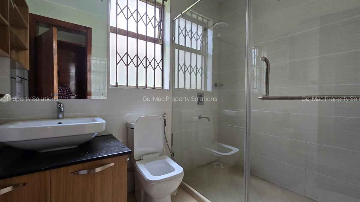 5 Bed House with En Suite in Lavington - 13