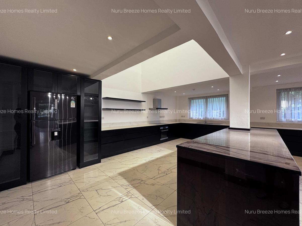 5 Bed House with En Suite in Runda - 12