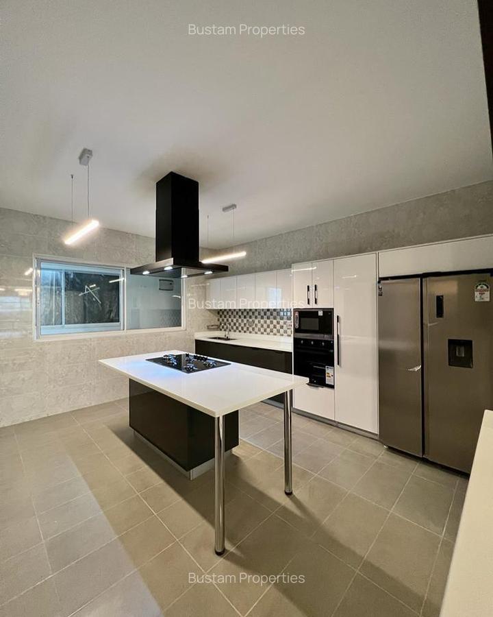 3 Bed Apartment with En Suite in Riverside - 2