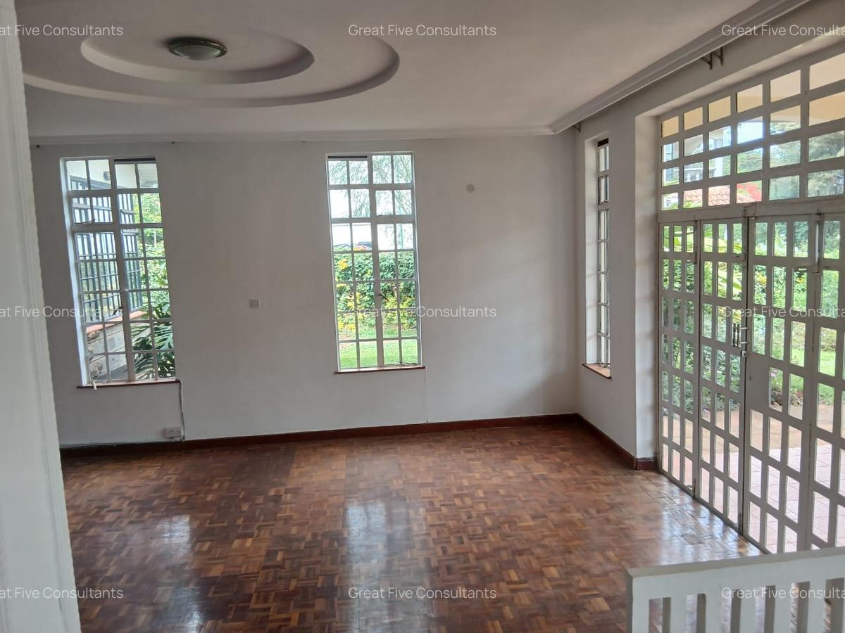 4 Bed Villa with En Suite in Redhill - 6