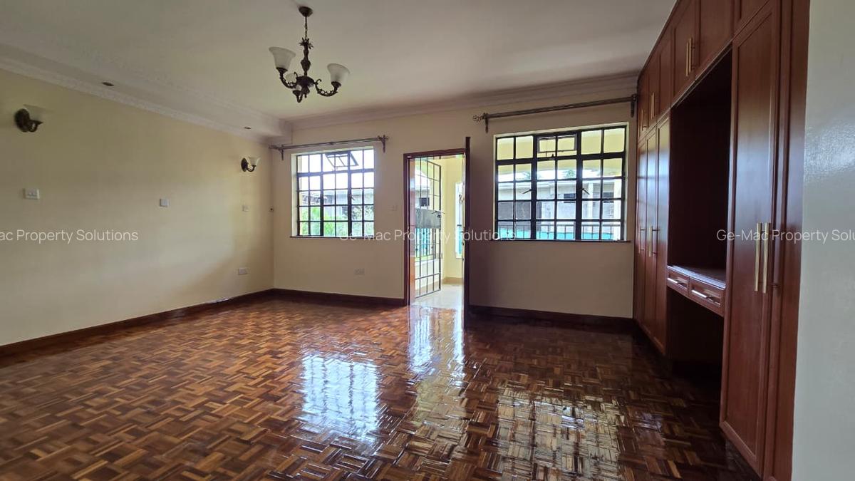 4 Bed House with En Suite in Lavington - 17