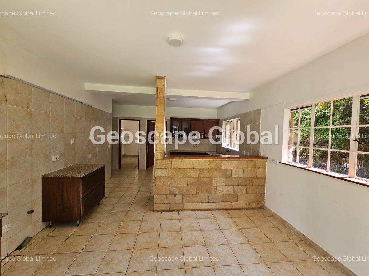 5 Bed House with En Suite in Rosslyn - 11