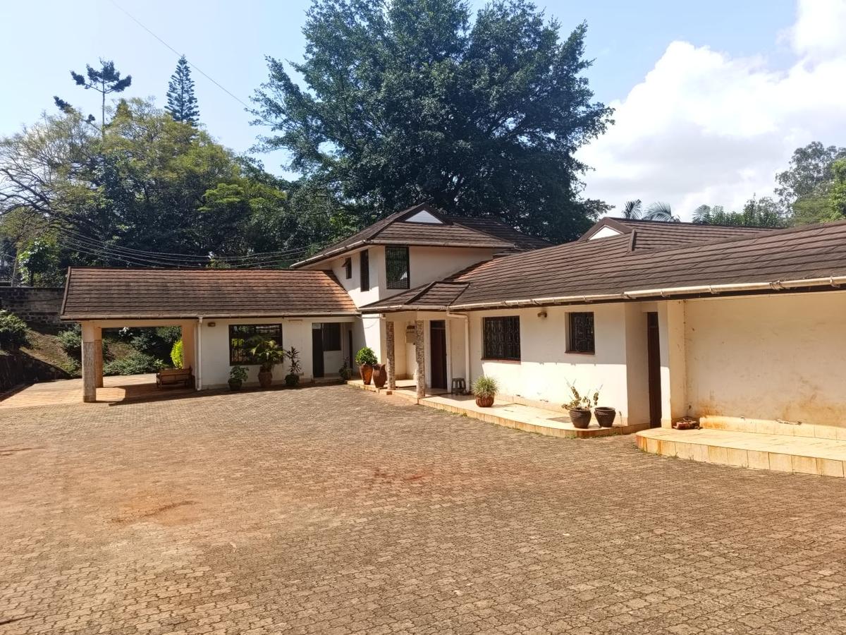 10 Bed House with En Suite at Lavington - 1