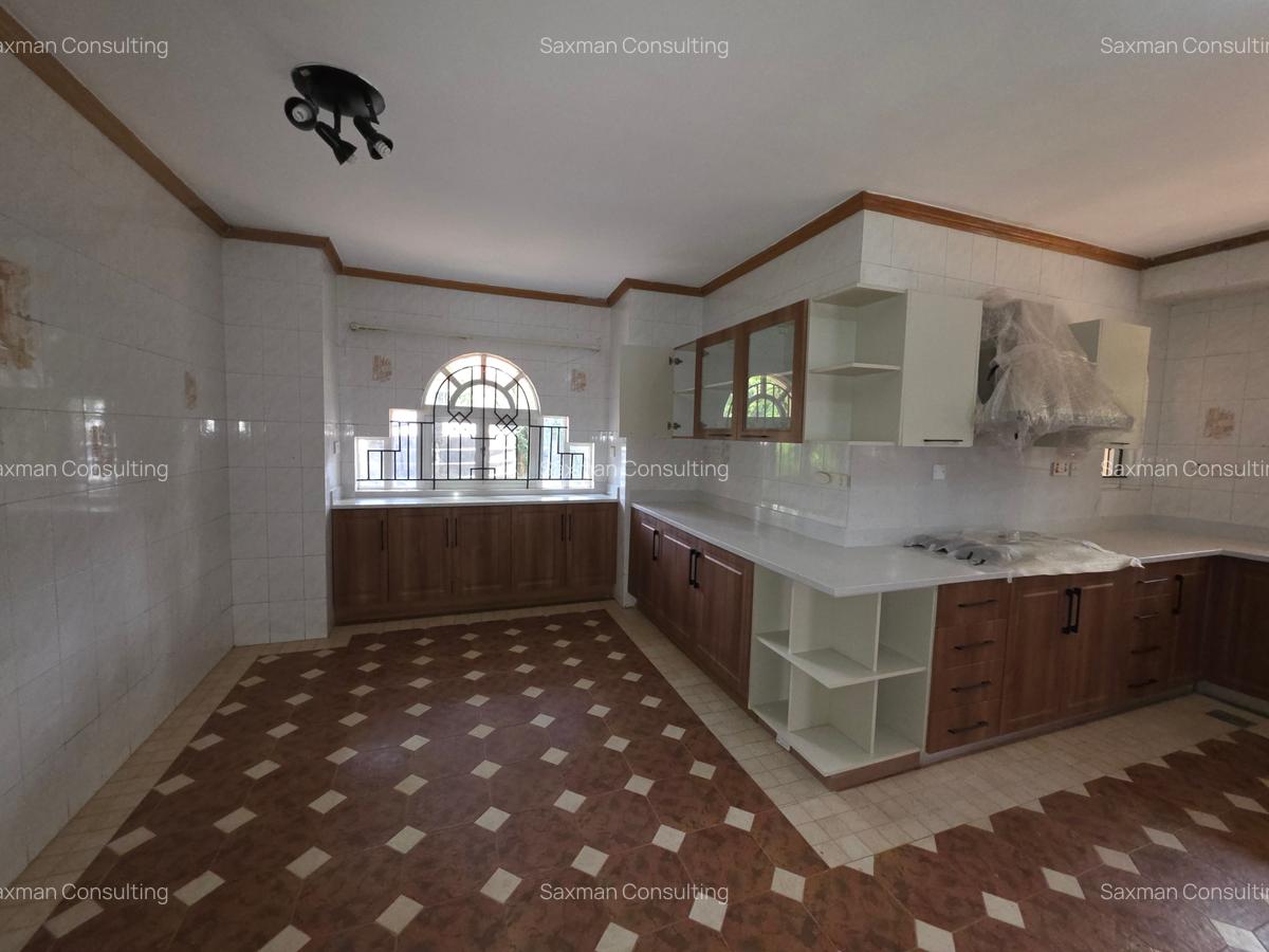 4 Bed House with En Suite in Lake View - 12