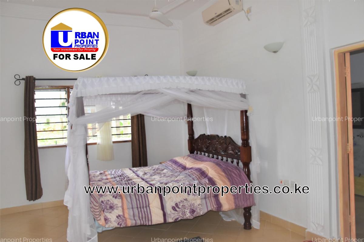 6 Bed House with En Suite in Watamu - 9