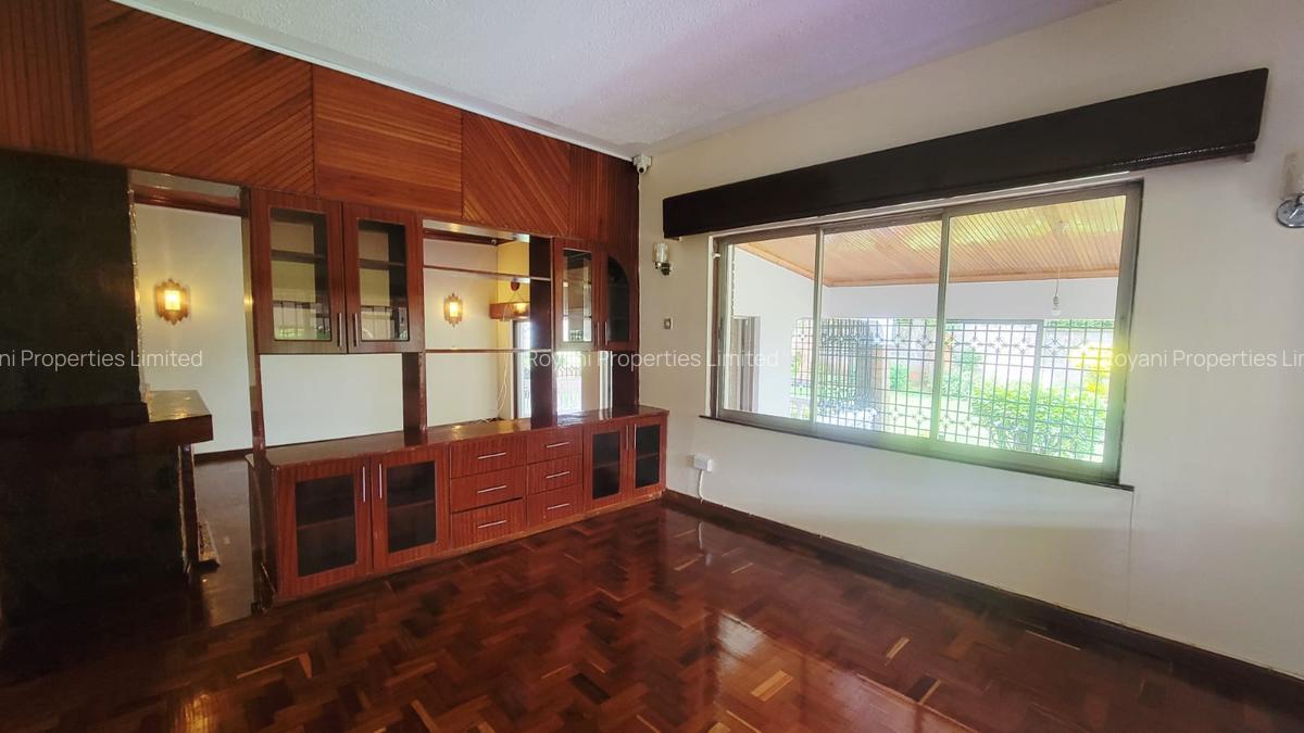 5 Bed House with En Suite in Rosslyn - 3