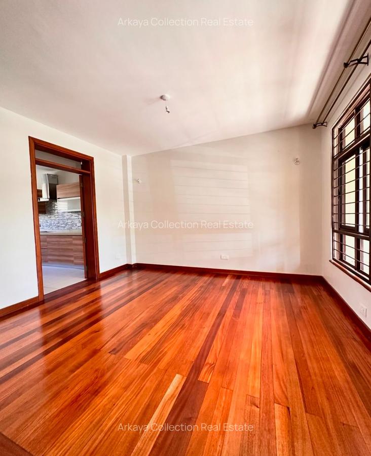 5 Bed House with En Suite in Lavington - 3